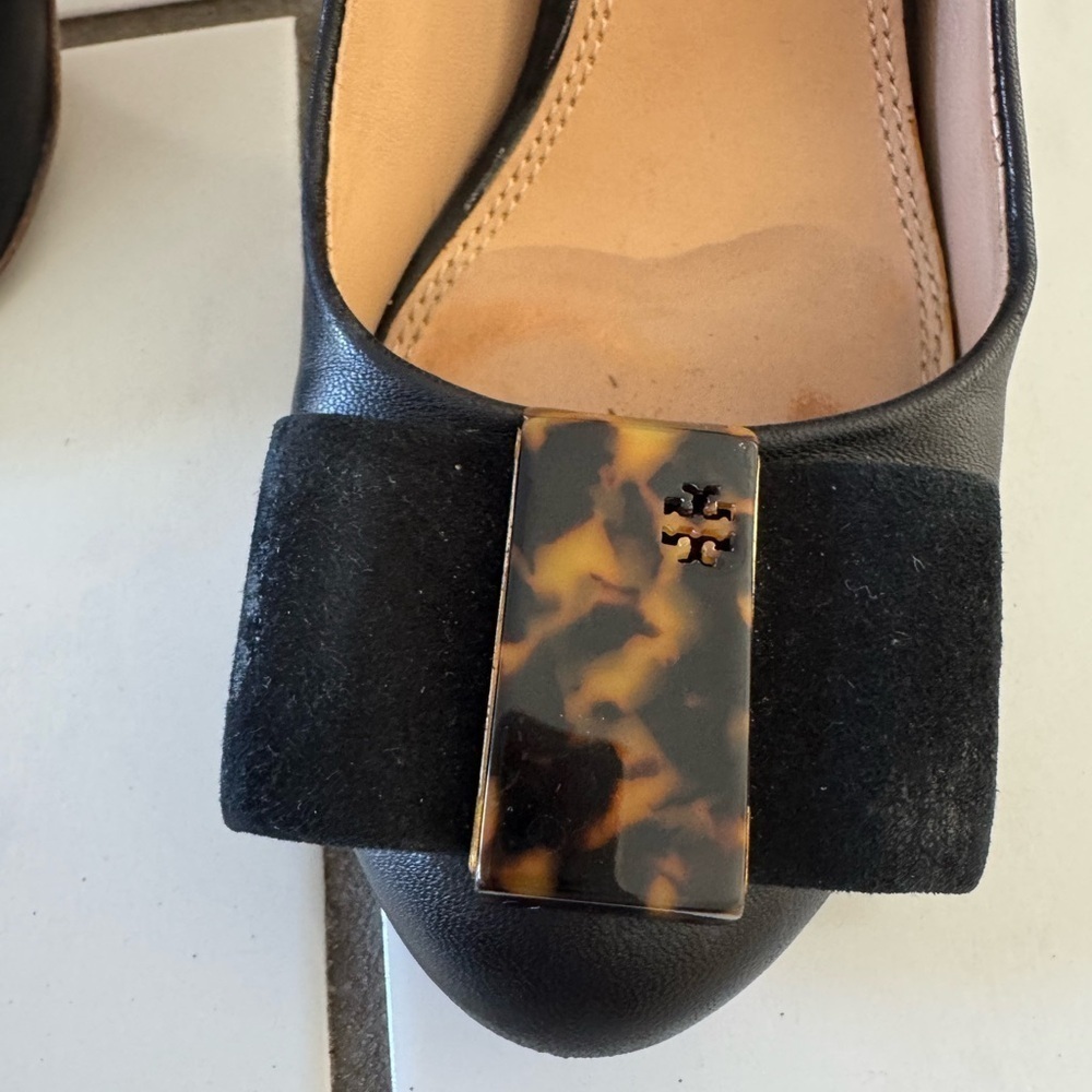 Elegant Black Leather Heels with Tortoise Bow Tory Burch - Picture 8 of 14